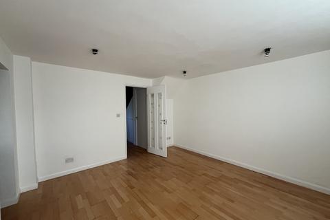 3 bedroom end of terrace house to rent, Medhurst, Woking GU24