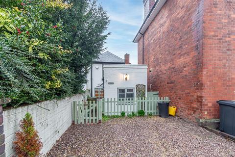 2 bedroom semi-detached house for sale, London Road, Worcester