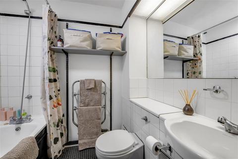 Studio to rent, Cornwall Crescent, W11