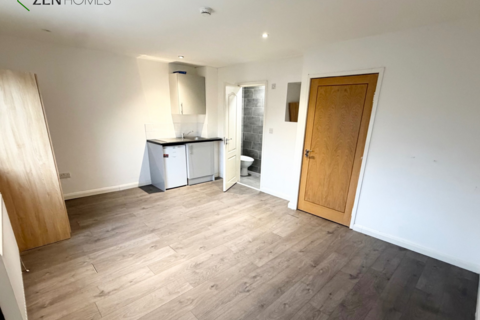 Studio to rent, London N11