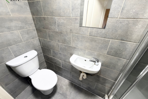 Studio to rent, London N11