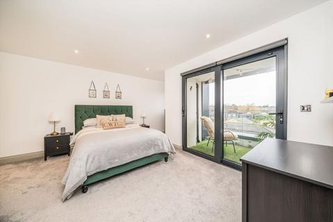 2 bedroom flat for sale, Brighton Road, Surbiton KT6