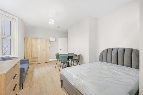 Studio to rent, Belgrave Road, London SW1V