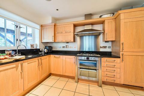 2 bedroom flat for sale, Waverley Lane, Farnham, Surrey, GU9