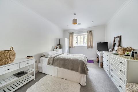 2 bedroom flat for sale, Waverley Lane, Farnham, Surrey, GU9