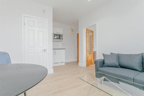 1 bedroom flat to rent, Cheniston Gardens, London W8