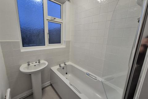 2 bedroom flat to rent, Knighton Church Road, Stoneygate