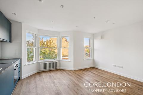 3 bedroom apartment to rent, Bendemeer Road, Putney, SW15