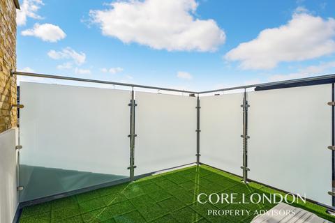 3 bedroom apartment to rent, Bendemeer Road, Putney, SW15