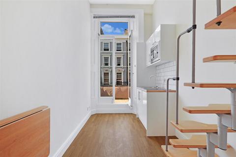 Studio to rent, Collingham Place, London SW5