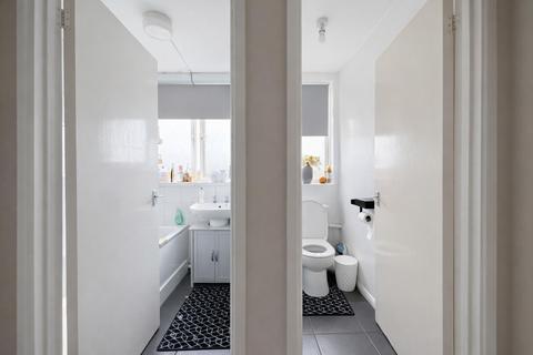 2 bedroom maisonette to rent, Armeston , Sheephouse Way, KT3