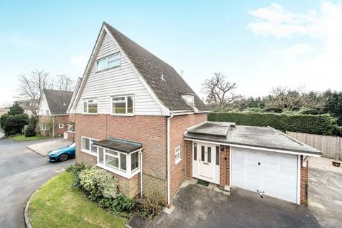 4 bedroom detached house to rent, Lucerne Close, Woking GU22