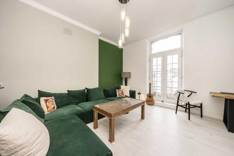 2 bedroom flat to rent, Camden Road, London NW1
