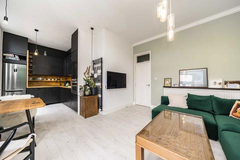 2 bedroom flat to rent, Camden Road, London NW1
