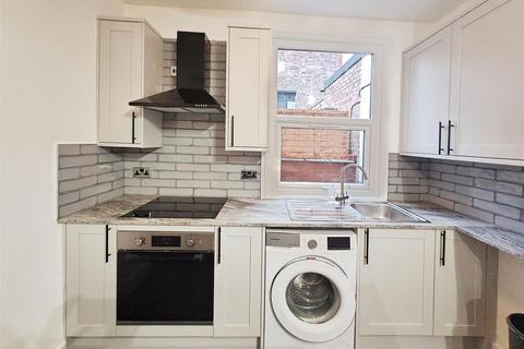 2 bedroom flat to rent, Algernon Road, Hendon, London