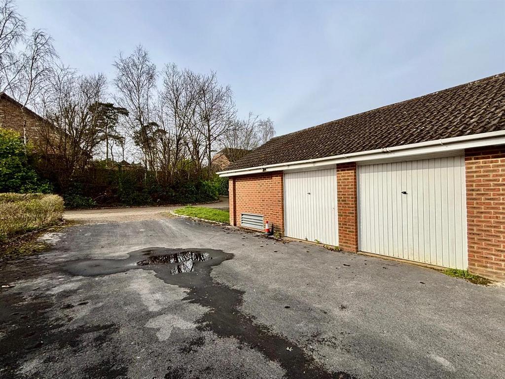 Garage in Block