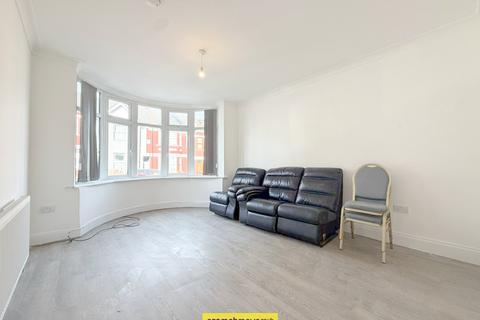 3 bedroom detached house to rent, Kenilworth Road Luton LU1 1DQ