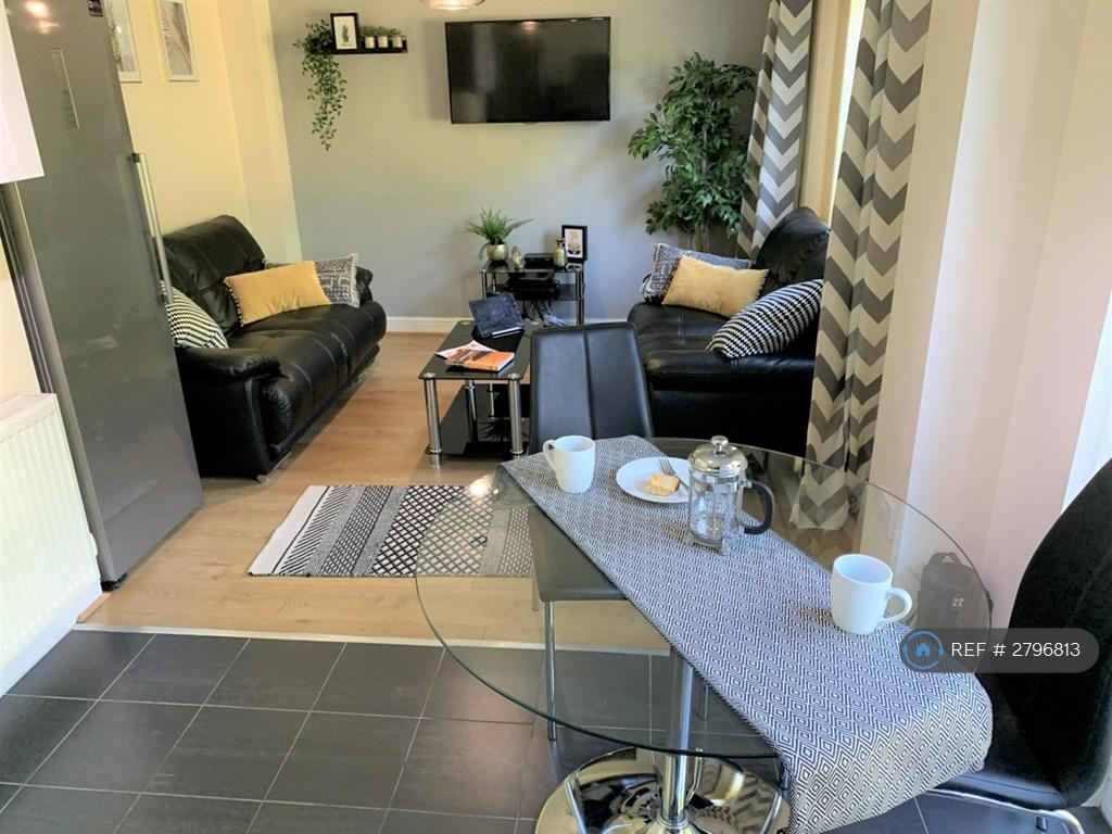 Comfy Sofas, Sky Tv &amp; Fibre, Overlooks Garden