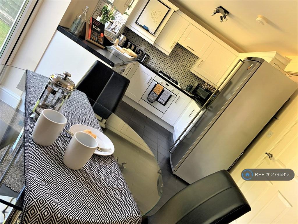 Spacious Kitchen Diner, Great Social Space