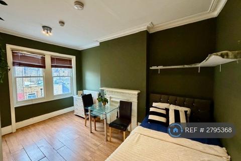 1 bedroom in a house share to rent, Ravenscroft Road, London, W4