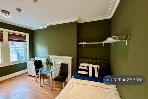1 bedroom in a house share to rent, Ravenscroft Road, London, W4