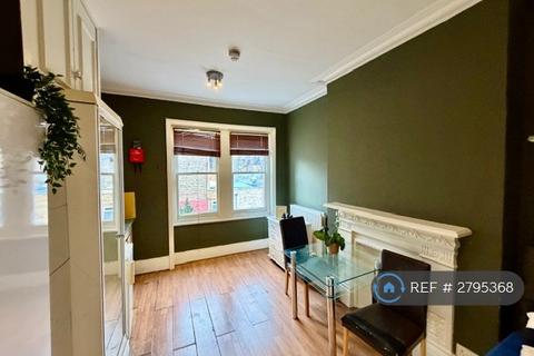 1 bedroom in a house share to rent, Ravenscroft Road, London, W4