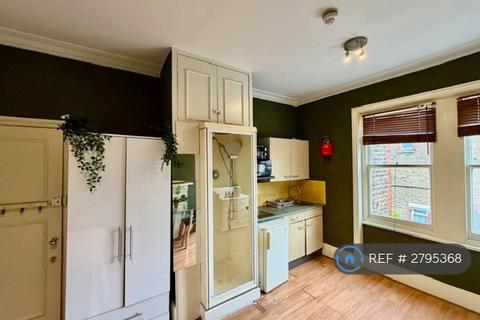 1 bedroom in a house share to rent, Ravenscroft Road, London, W4