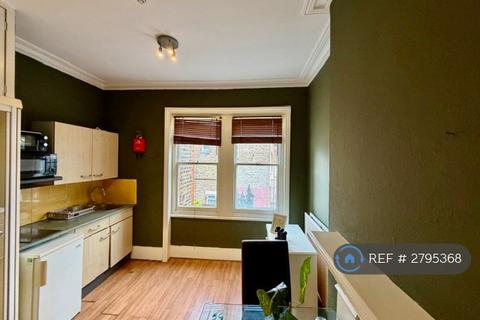 1 bedroom in a house share to rent, Ravenscroft Road, London, W4