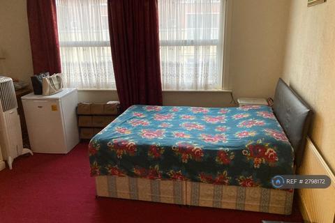 2 bedroom flat to rent, High Road, London, NW10
