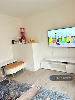 2 bedroom flat to rent, High Road, London, NW10