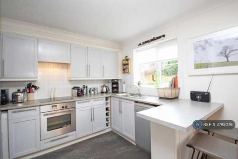 2 bedroom flat to rent, Kempton Avenue, Sunbury-On-Thames, TW16