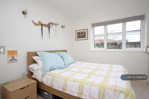 2 bedroom flat to rent, Kempton Avenue, Sunbury-On-Thames, TW16