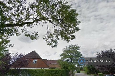 2 bedroom flat to rent, Kempton Avenue, Sunbury-On-Thames, TW16