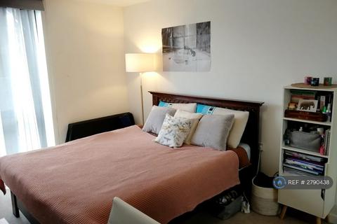 1 bedroom in a flat share to rent, Moro Apartments, London, E14