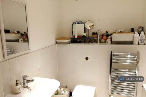 1 bedroom in a flat share to rent, Moro Apartments, London, E14