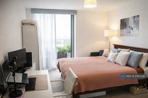 1 bedroom in a flat share to rent, Moro Apartments, London, E14
