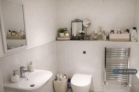 1 bedroom in a flat share to rent, Moro Apartments, London, E14