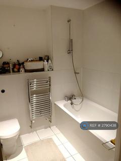 1 bedroom in a flat share to rent, Moro Apartments, London, E14