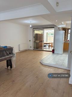3 bedroom end of terrace house to rent, Wilmer Way, London, N14