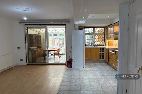 3 bedroom end of terrace house to rent, Wilmer Way, London, N14