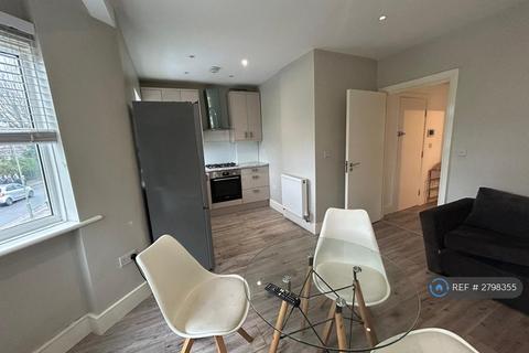 2 bedroom flat to rent, Sunningfields Road, London, NW4