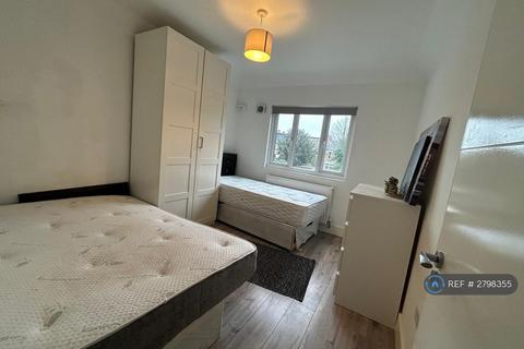 2 bedroom flat to rent, Sunningfields Road, London, NW4