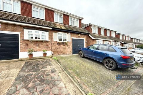 4 bedroom terraced house to rent, Tryfan Close, Ilford, IG4