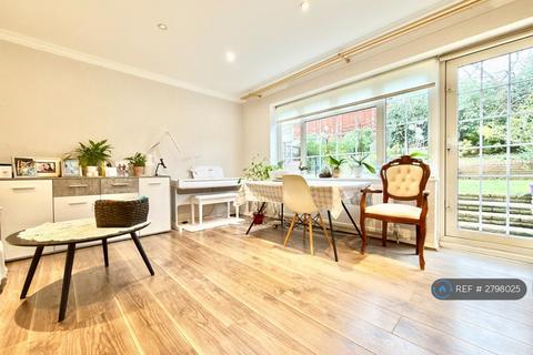 4 bedroom terraced house to rent, Tryfan Close, Ilford, IG4