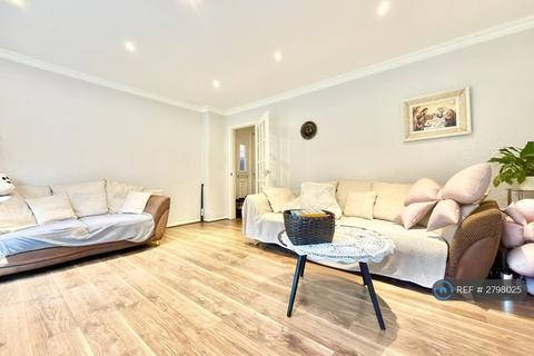 4 bedroom terraced house to rent, Tryfan Close, Ilford, IG4