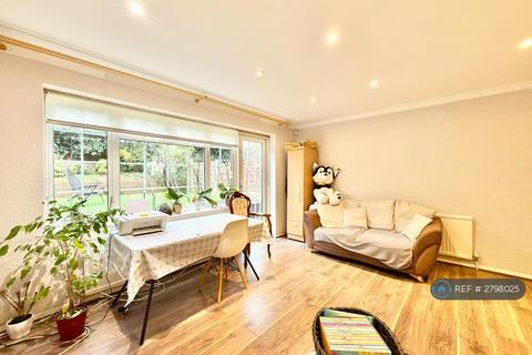 4 bedroom terraced house to rent, Tryfan Close, Ilford, IG4