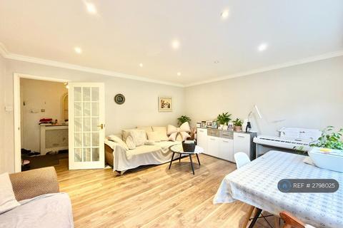 4 bedroom terraced house to rent, Tryfan Close, Ilford, IG4
