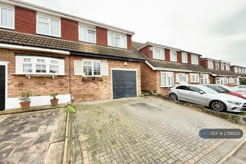 4 bedroom terraced house to rent, Tryfan Close, Ilford, IG4