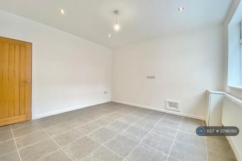 2 bedroom end of terrace house to rent, Charles St, Stockport, SK1