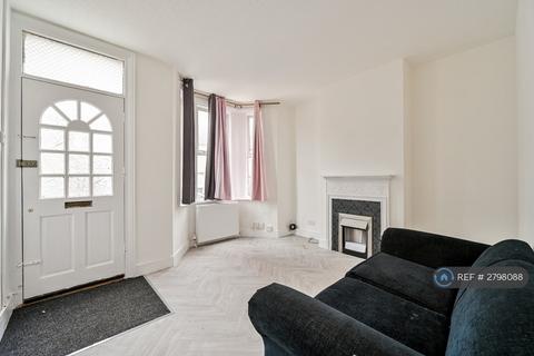 3 bedroom terraced house to rent, Maple Road, Grays, RM17